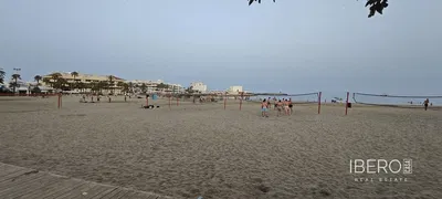 Σαλόνι; ξύλινο πάτωμα, φυσικό φως, μοντέρνο στυλ, ψηλά ταβάνια