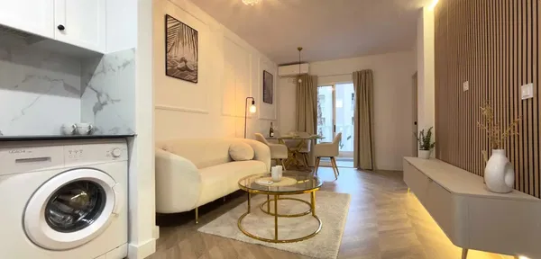 Sala de estar; chão de madeira, luz natural, estilo moderno, teto alto