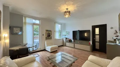 Mutfak; mutfak aletleri, ahşap zemin, doğal ışık, modern stil, tadilatlı