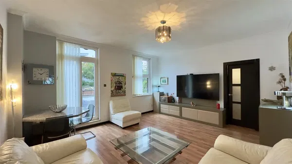 Kuhinja; kućanski aparati, drveni pod, prirodna svjetlost, moderan stil, renoviran