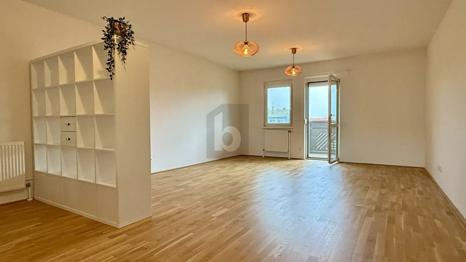 Kuchyně; kuchyňské spotřebiče, dřevěná podlaha, přirozené světlo, moderní styl, po rekonstrukci