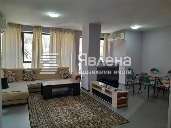 Κουζίνα; συσκευές κουζίνας, ξύλινο πάτωμα, φυσικό φως, μοντέρνο στυλ, ανακαινισμένο