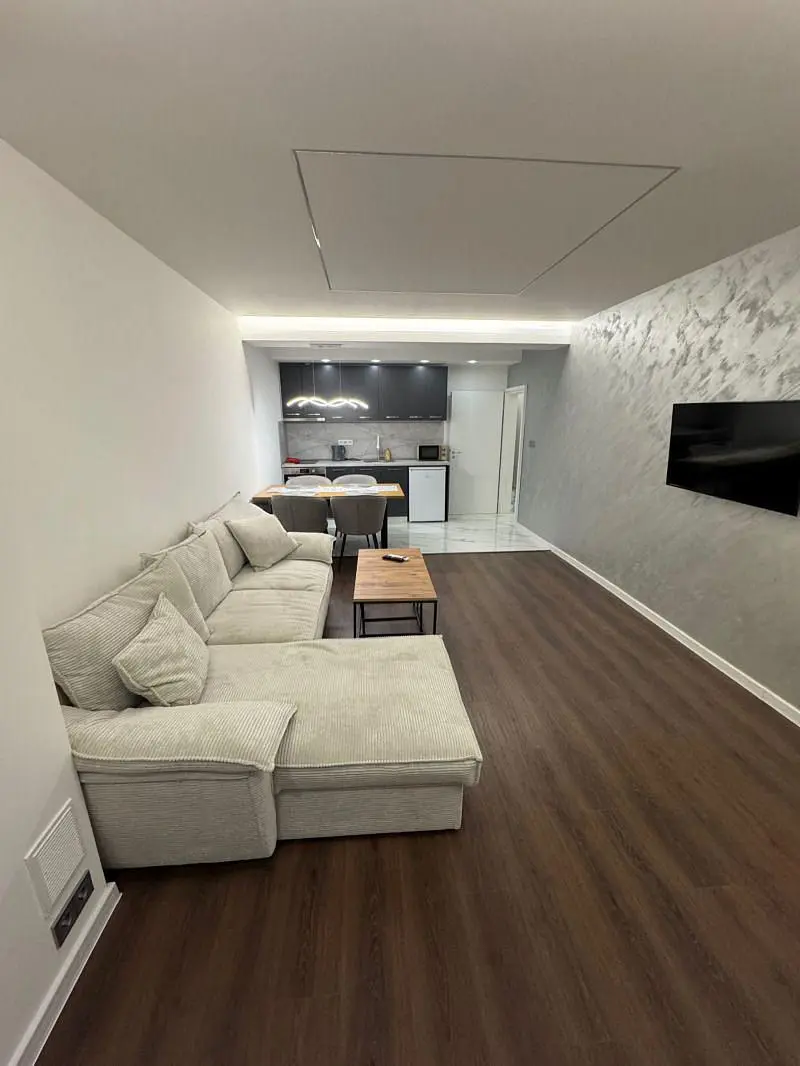 Κουζίνα; συσκευές κουζίνας, ξύλινο πάτωμα, φυσικό φως, μοντέρνο στυλ, ανακαινισμένο