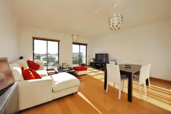 Soggiorno; pavimento in legno, luce naturale, stile moderno, soffitti alti