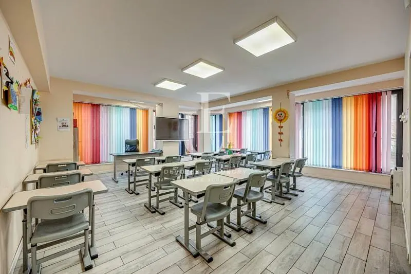 Living room; wood floor, natural light, modern style, high ceiling