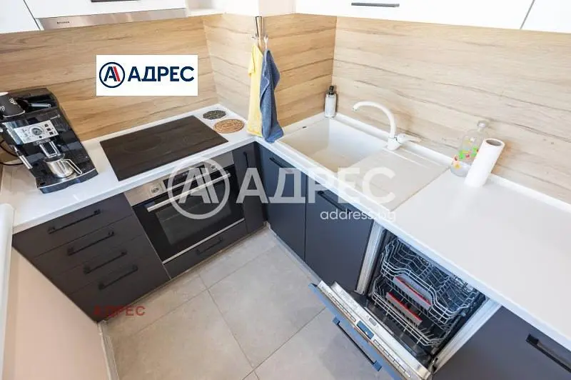 Woonkamer; houten vloer, natuurlijk licht, moderne stijl, hoge plafonds