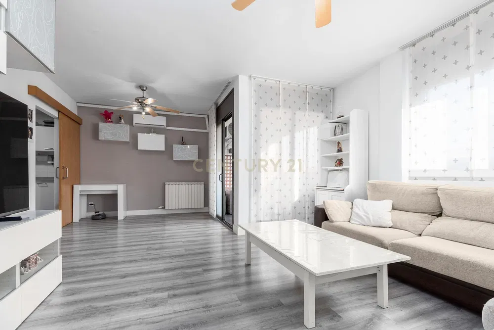 Salon; parquet, lumière naturelle, style moderne, hauteur sous plafond