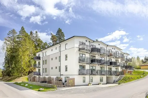 Woonkamer; houten vloer, natuurlijk licht, moderne stijl, hoge plafonds
