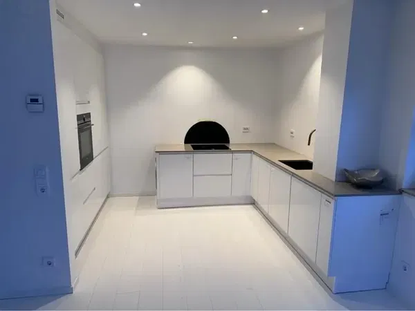 Woonkamer; houten vloer, natuurlijk licht, moderne stijl, hoge plafonds