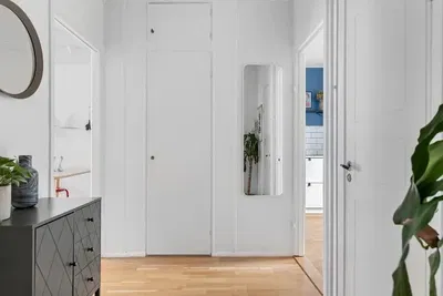 Woonkamer; houten vloer, natuurlijk licht, moderne stijl, hoge plafonds