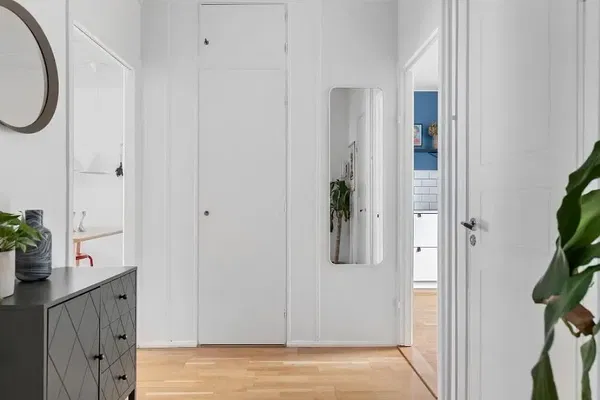 Woonkamer; houten vloer, natuurlijk licht, moderne stijl, hoge plafonds