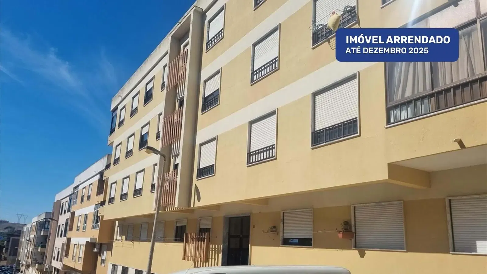 Σαλόνι; ξύλινο πάτωμα, φυσικό φως, μοντέρνο στυλ, ψηλά ταβάνια