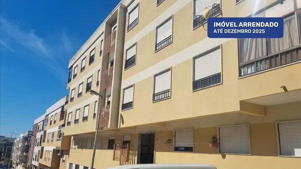 Wohnzimmer; holzboden, tageslicht, moderner stil, hohe decken