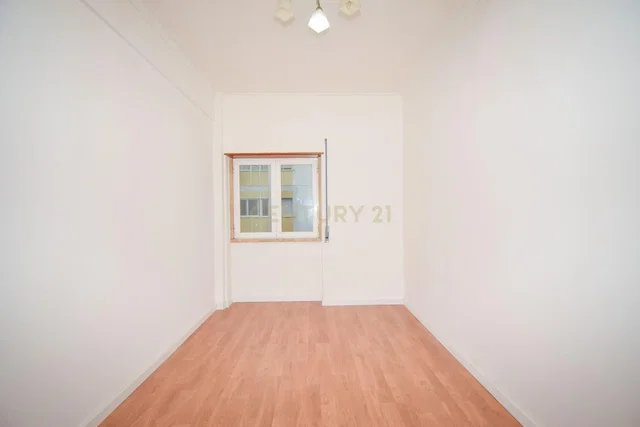 Living room; wood floor, natural light, modern style, high ceiling
