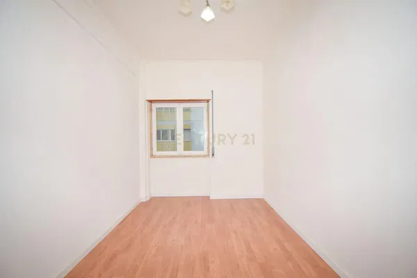 Oturma odası; ahşap zemin, doğal ışık, modern stil, yüksek tavan