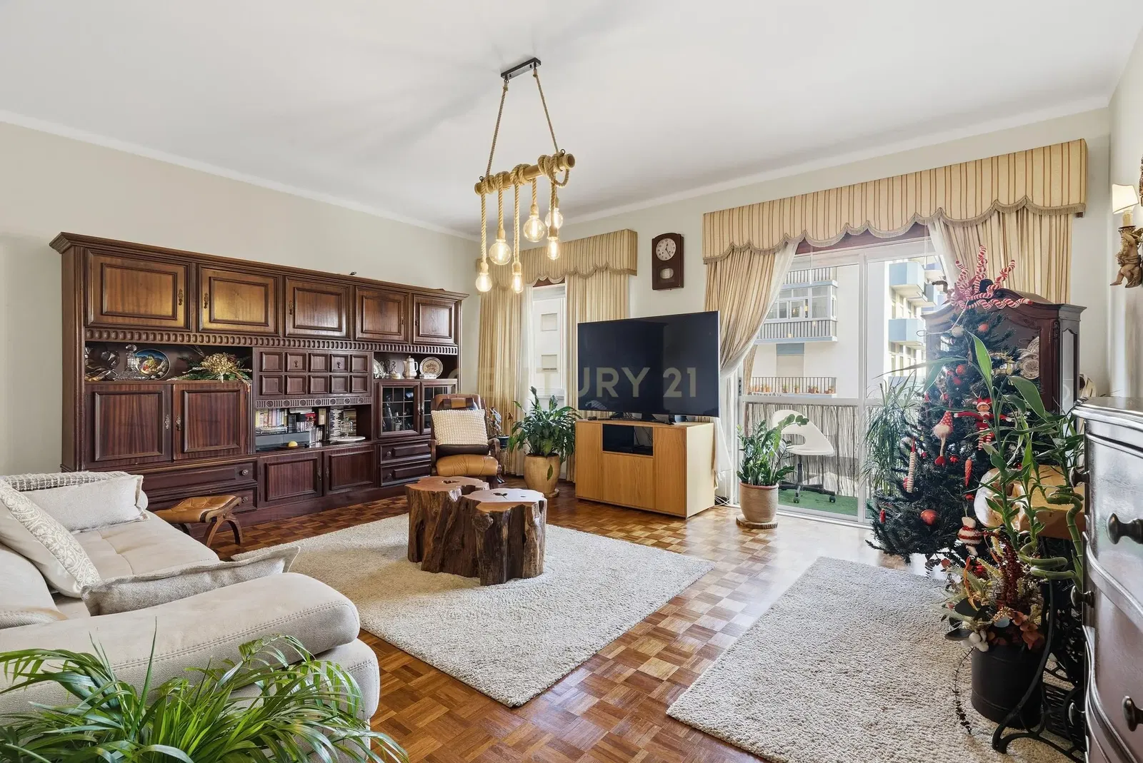 Wohnzimmer; holzboden, tageslicht, moderner stil, hohe decken