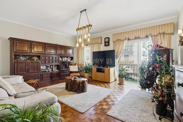 Wohnzimmer; holzboden, tageslicht, moderner stil, hohe decken