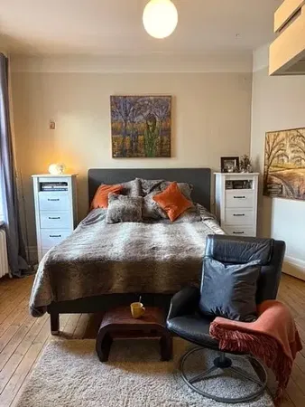 Salon; parquet, lumière naturelle, style moderne, hauteur sous plafond