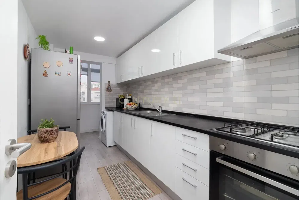 غرفة معيشة; أرضية خشبية, ضوء طبيعي, أسلوب عصري, أسقف عالية