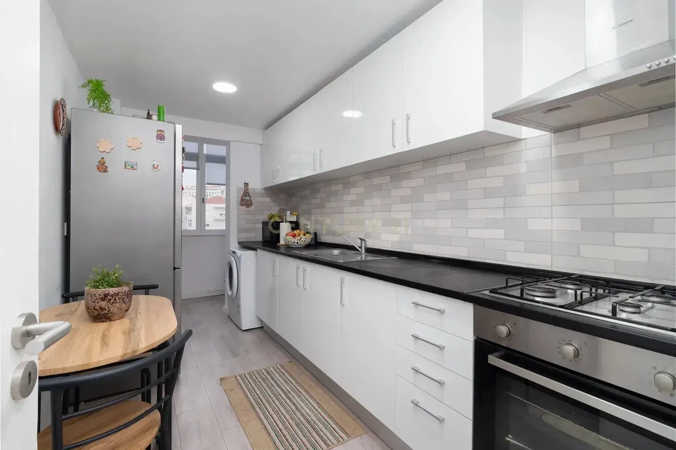 غرفة معيشة; أرضية خشبية, ضوء طبيعي, أسلوب عصري, أسقف عالية