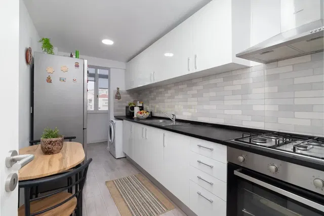 غرفة معيشة; أرضية خشبية, ضوء طبيعي, أسلوب عصري, أسقف عالية