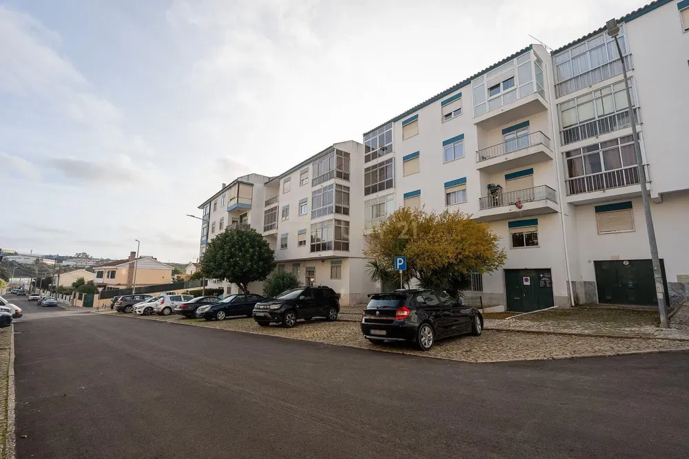 Living room; wood floor, natural light, modern style, high ceiling
