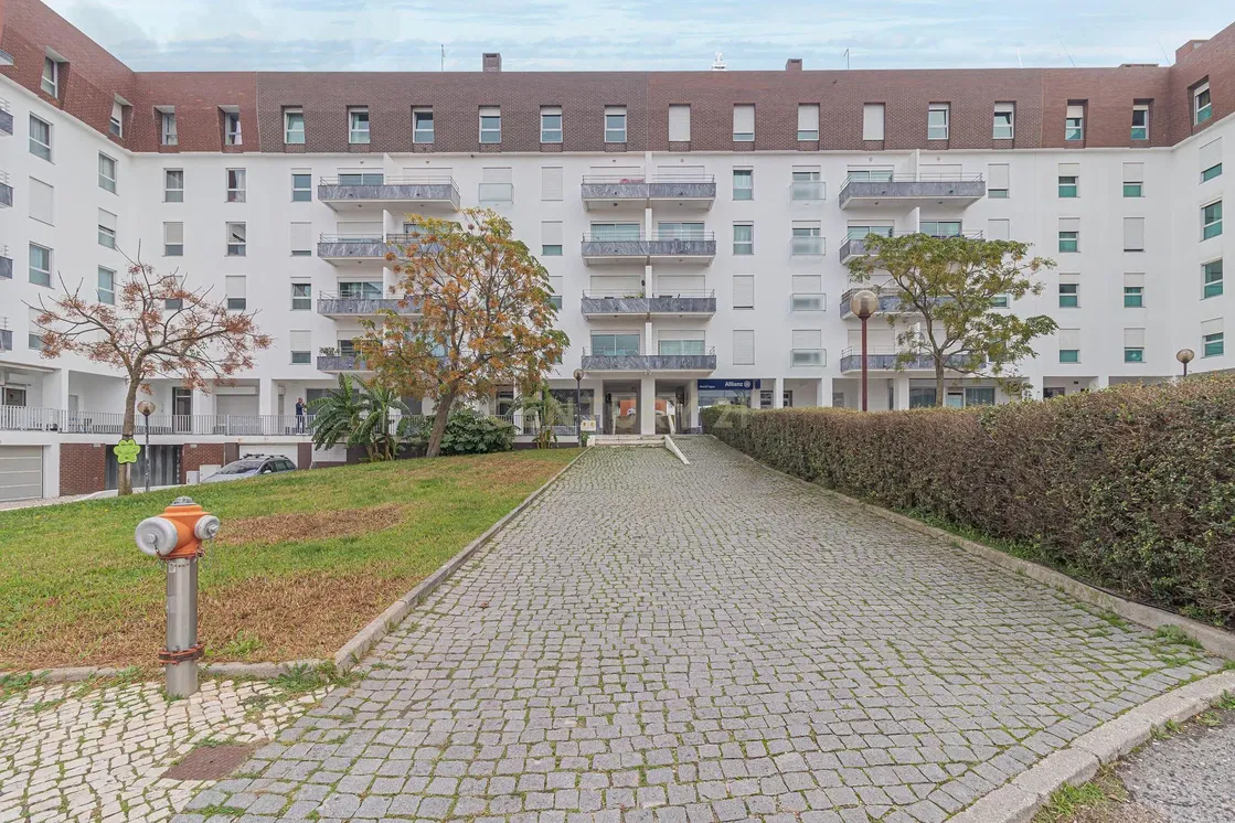 Cuisine; électroménager, parquet, lumière naturelle, style moderne, rénové