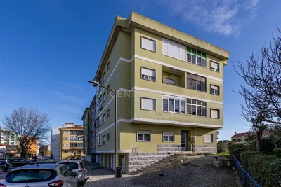 Cuisine; électroménager, parquet, lumière naturelle, style moderne