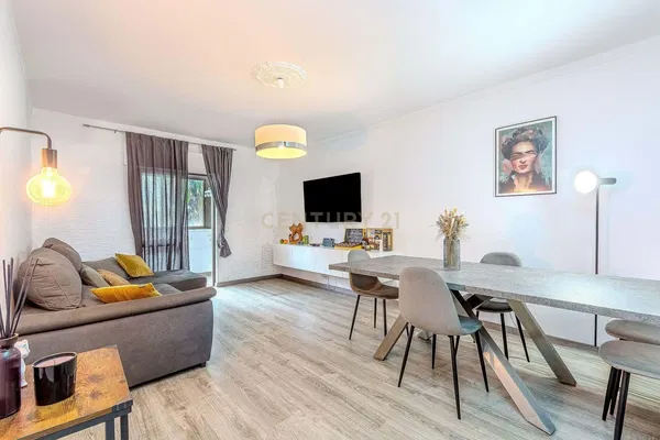 Kuhinja; kućanski aparati, drveni pod, prirodna svjetlost, moderan stil, renoviran