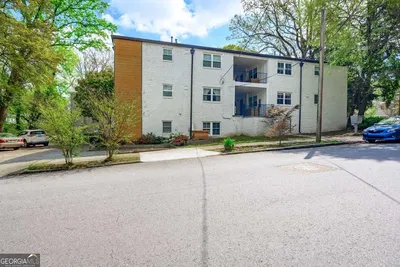 Кухиња; кухињски апарати, дрвени под, природно светло, модерни стил, реновиран