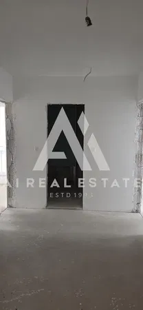 Σαλόνι; ξύλινο πάτωμα, φυσικό φως, μοντέρνο στυλ, ψηλά ταβάνια