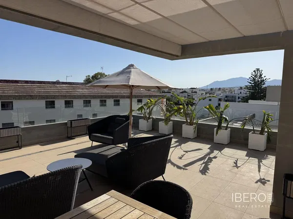 Salon; podłoga drewniana, światło dzienne, styl nowoczesny, wysokie sufity