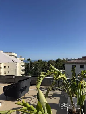 Σαλόνι; ξύλινο πάτωμα, φυσικό φως, μοντέρνο στυλ, ψηλά ταβάνια