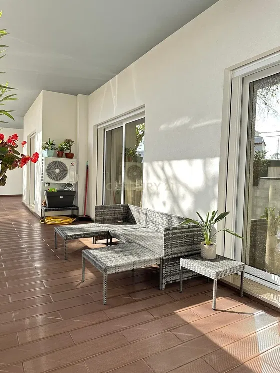 Σαλόνι; ξύλινο πάτωμα, φυσικό φως, μοντέρνο στυλ, ψηλά ταβάνια