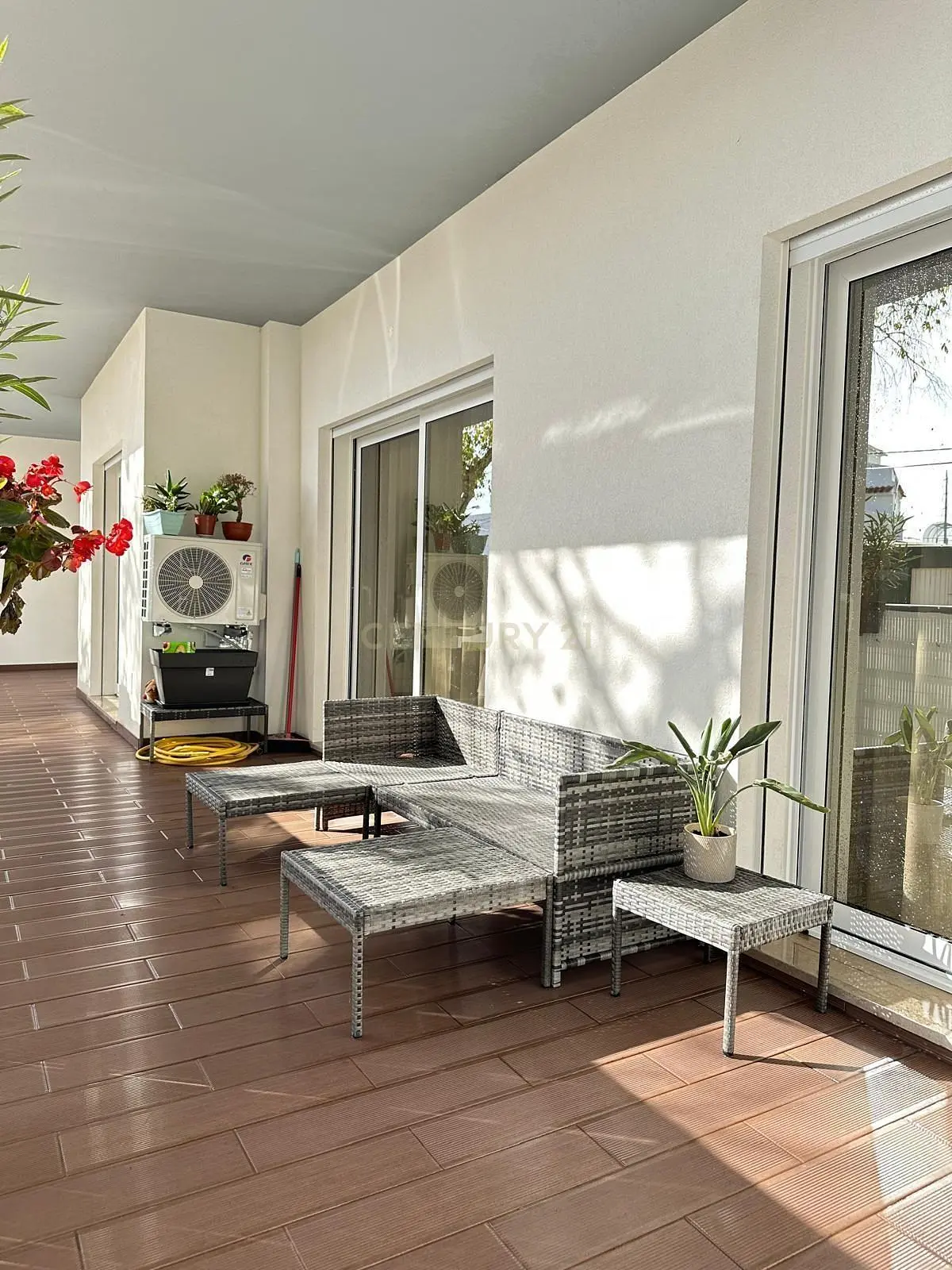 Woonkamer; houten vloer, natuurlijk licht, moderne stijl, hoge plafonds