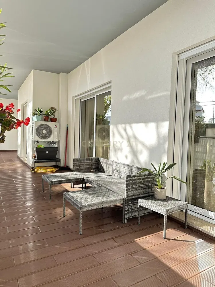 Woonkamer; houten vloer, natuurlijk licht, moderne stijl, hoge plafonds