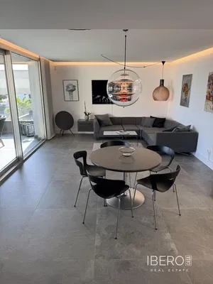 Σαλόνι; ξύλινο πάτωμα, φυσικό φως, μοντέρνο στυλ, ψηλά ταβάνια