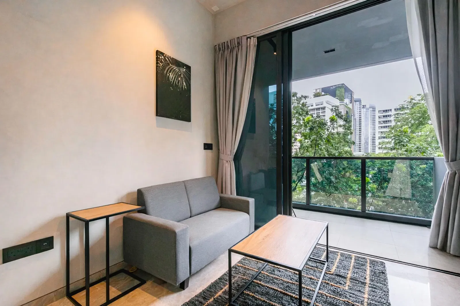 Κουζίνα; συσκευές κουζίνας, ξύλινο πάτωμα, φυσικό φως, μοντέρνο στυλ, ανακαινισμένο