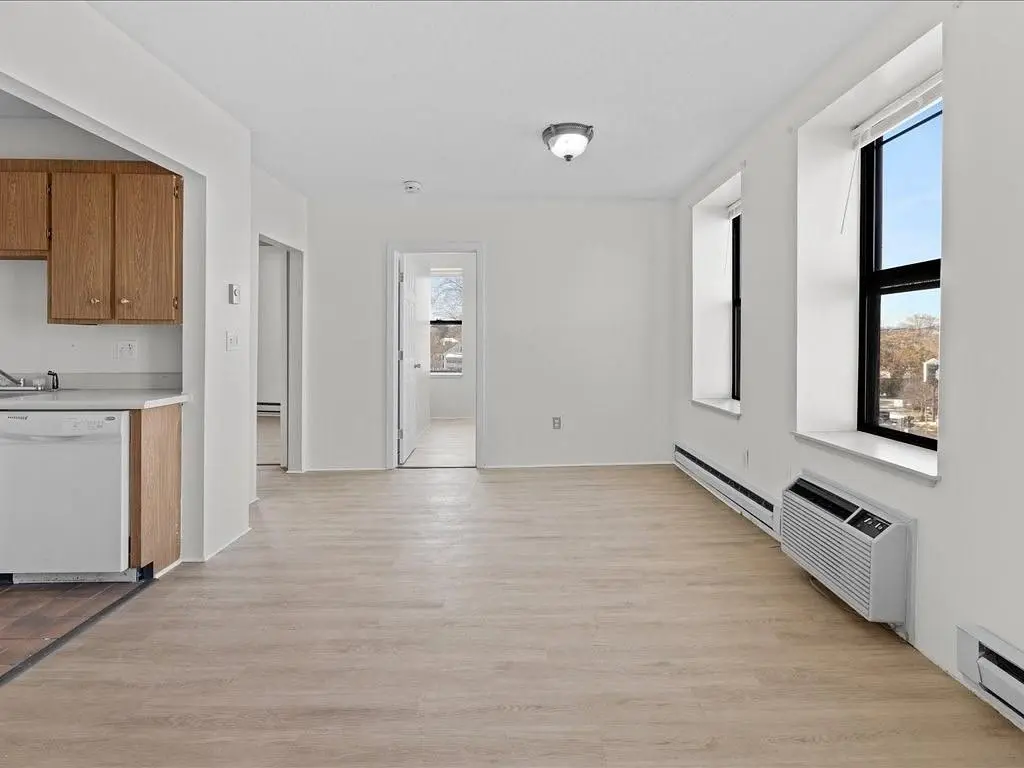 Σαλόνι; ξύλινο πάτωμα, φυσικό φως, μοντέρνο στυλ, ψηλά ταβάνια