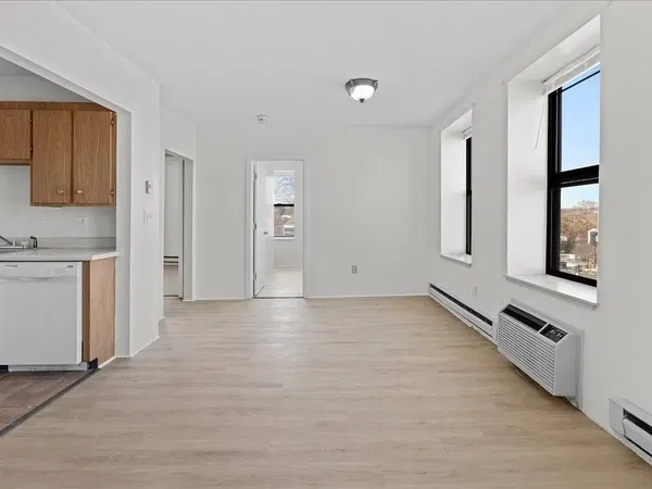 Σαλόνι; ξύλινο πάτωμα, φυσικό φως, μοντέρνο στυλ, ψηλά ταβάνια