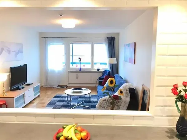 Woonkamer; houten vloer, natuurlijk licht, moderne stijl, hoge plafonds