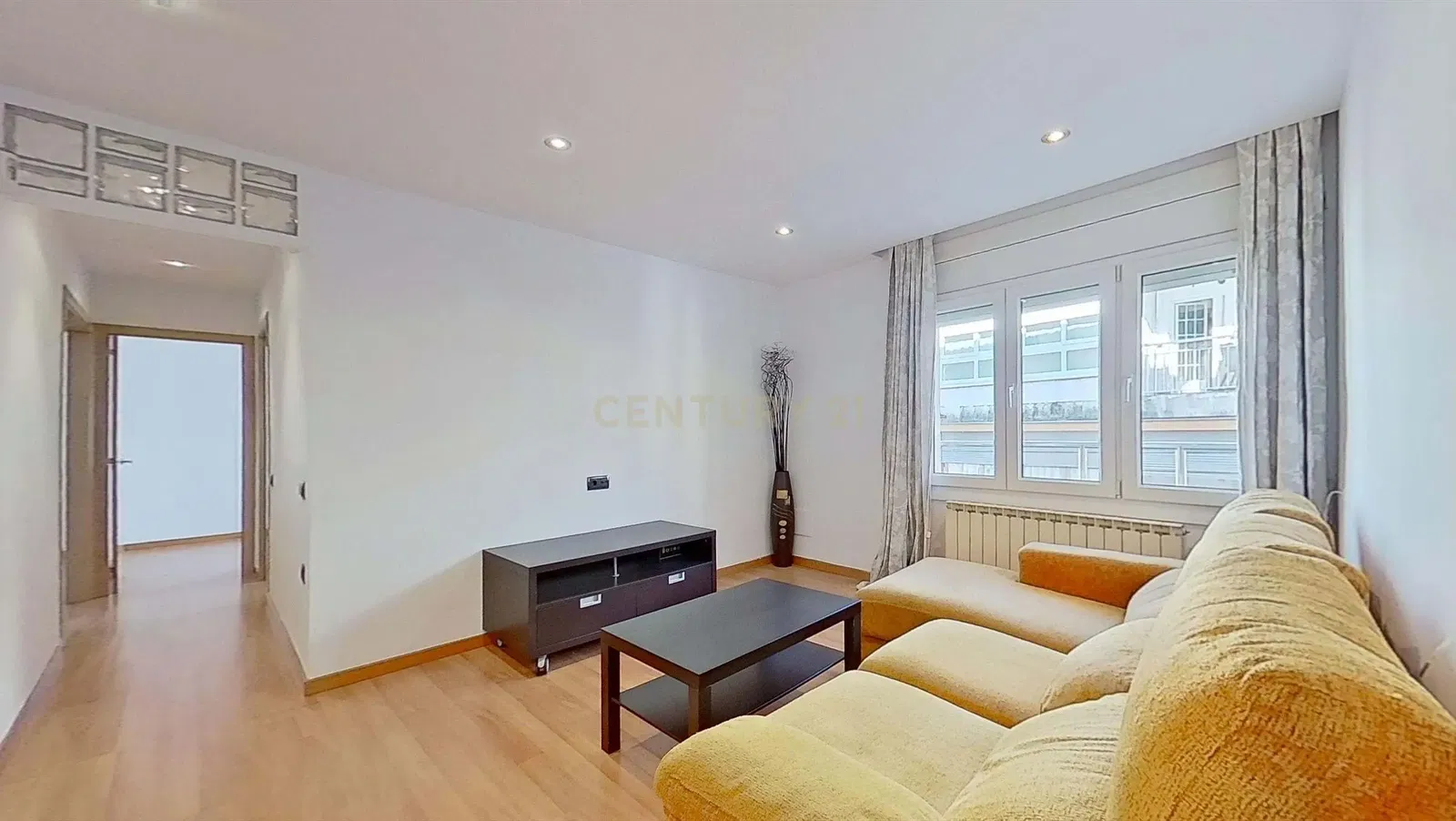 Wohnzimmer; holzboden, tageslicht, moderner stil, hohe decken