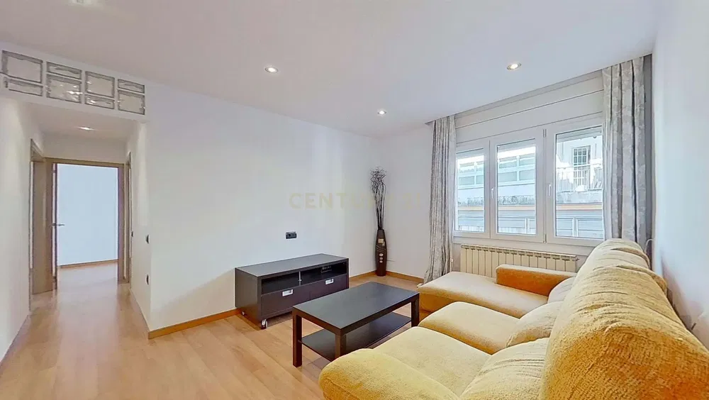 Wohnzimmer; holzboden, tageslicht, moderner stil, hohe decken