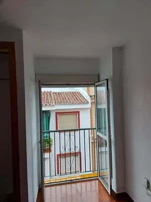 Obývačka; drevená podlaha, prirodzené svetlo, moderný štýl, vysoké stropy