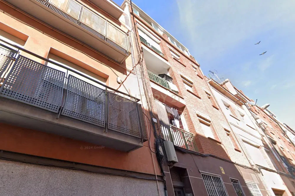 Wohnzimmer; holzboden, tageslicht, moderner stil, hohe decken