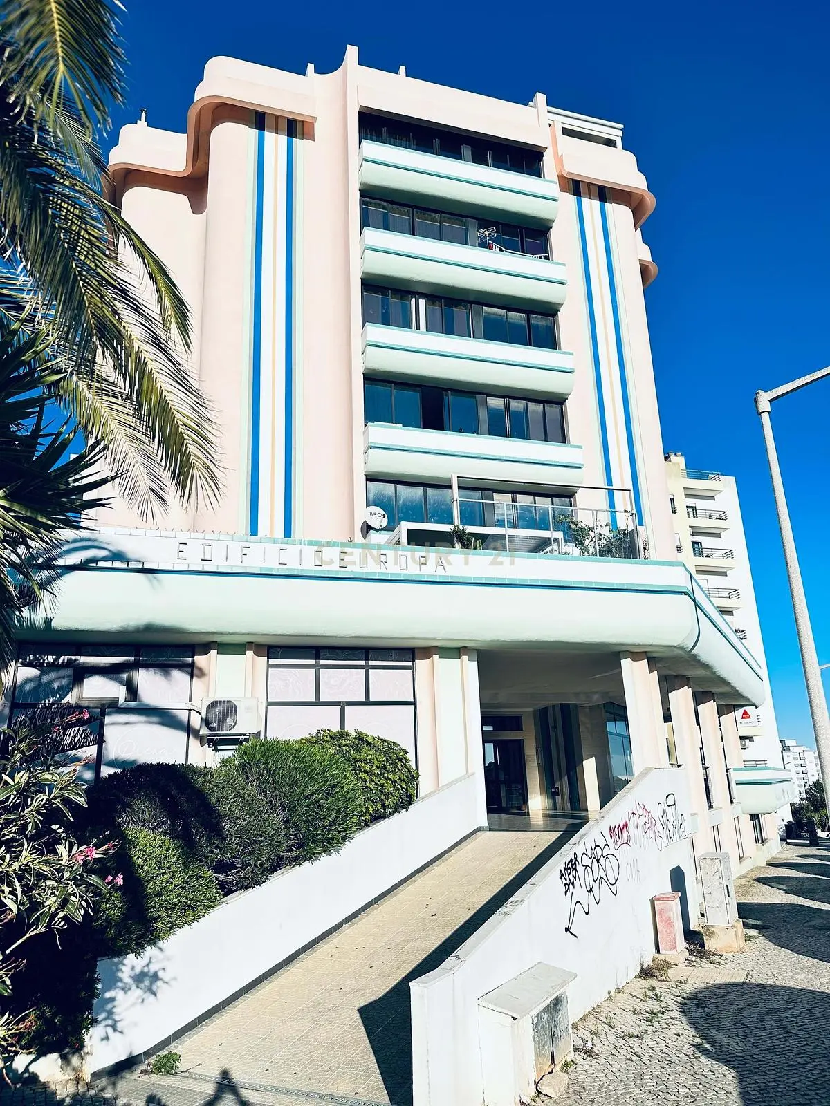 Woonkamer; houten vloer, natuurlijk licht, moderne stijl, hoge plafonds