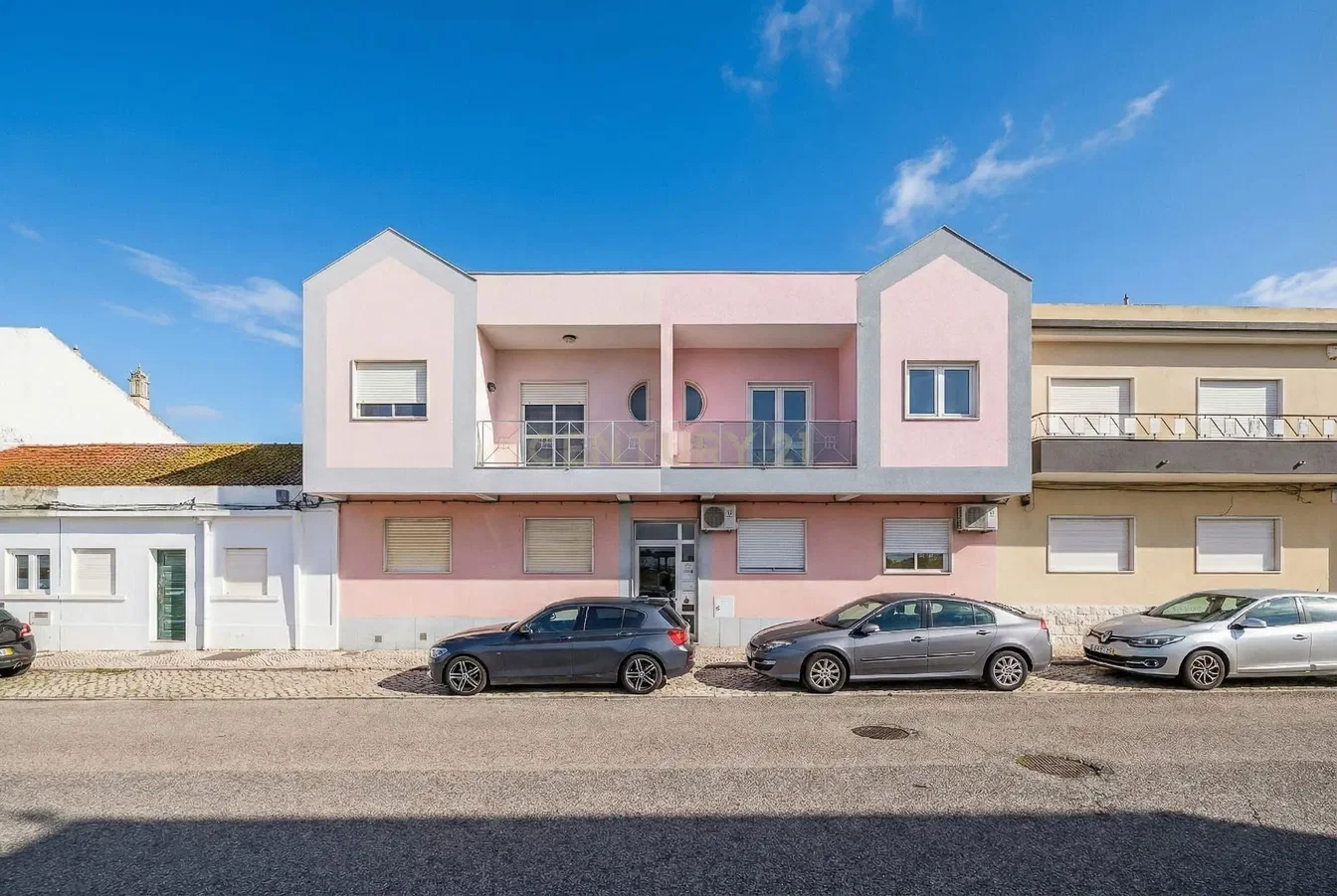 غرفة معيشة; أرضية خشبية, ضوء طبيعي, أسلوب عصري, أسقف عالية