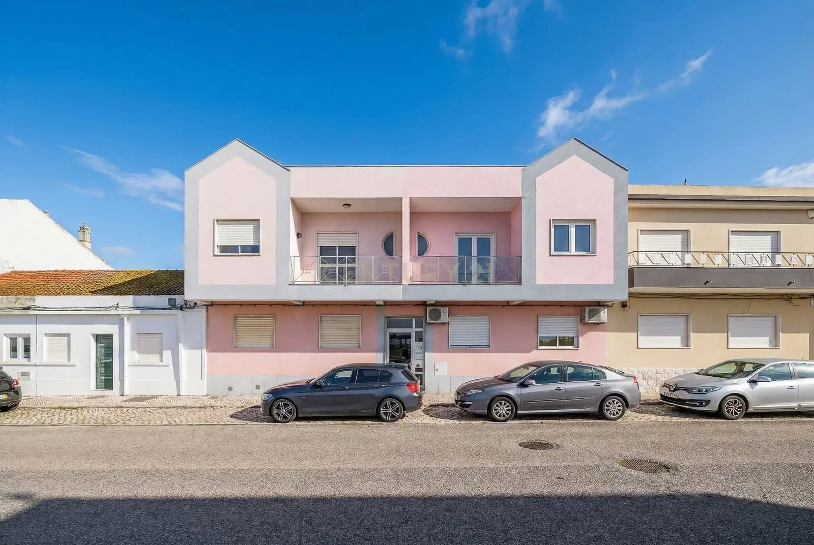 Oturma odası; ahşap zemin, doğal ışık, modern stil, yüksek tavan