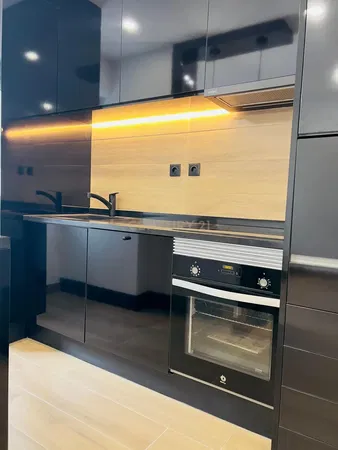 Σαλόνι; ξύλινο πάτωμα, φυσικό φως, μοντέρνο στυλ, ψηλά ταβάνια