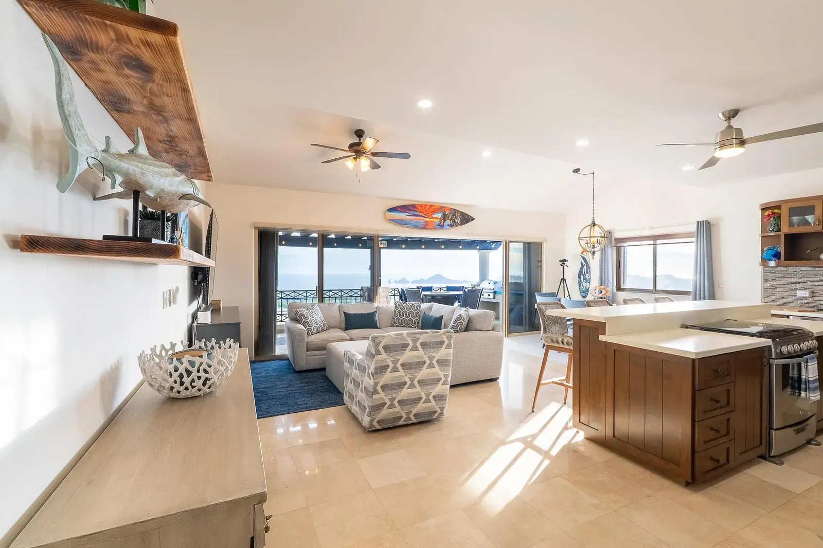 Soggiorno; pavimento in legno, luce naturale, stile moderno, soffitti alti